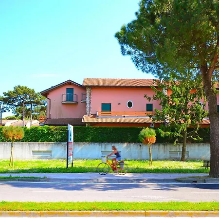 Spacious With Pool